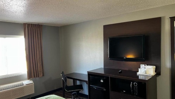 Colby Inn and Suites image 11
