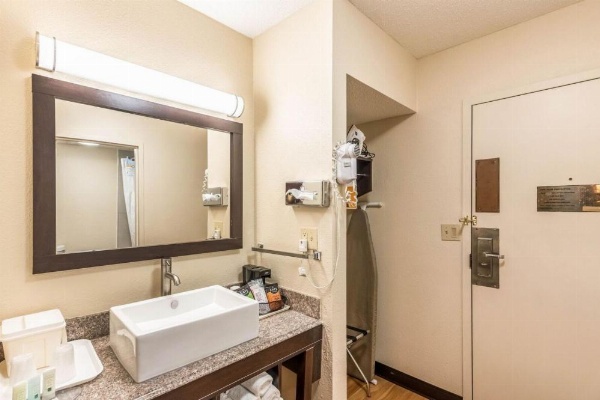 Colby Inn and Suites image 13