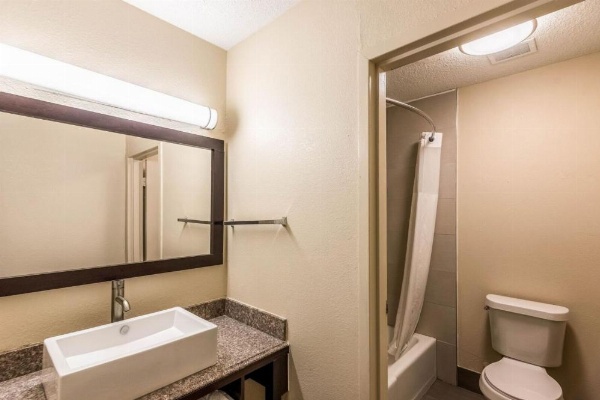 Colby Inn and Suites image 9
