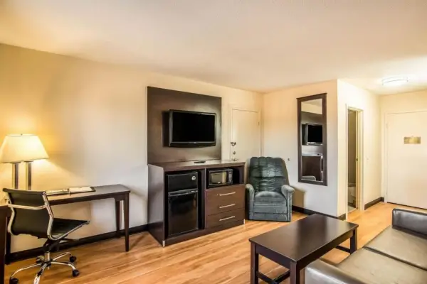 Colby Inn and Suites 4